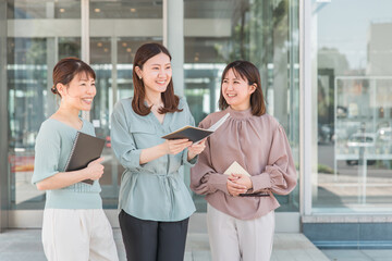 Obraz premium 会社・大学を出て外出する女性達（友達・同僚・大学生・OL・ビジネスウーマン） 