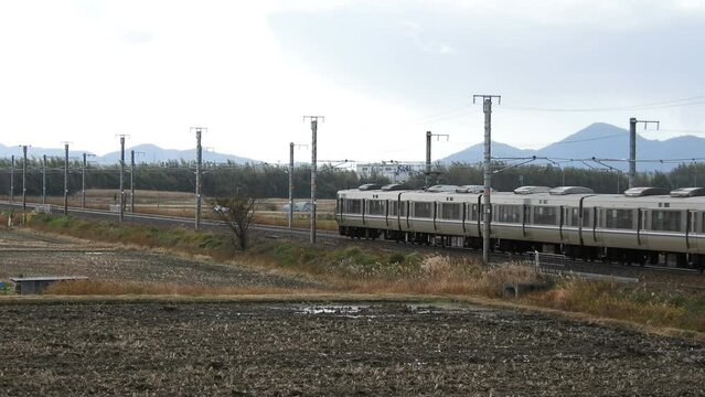 冬の近江路を走る223系新快速列車