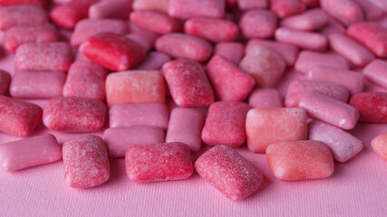 Obraz na płótnie Canvas Many sweet chewing gums on pink background, closeup