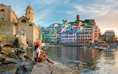 Cercles muraux Ligurie Asian women visit Vernazza village Cinque Terre National Park Italy, The picturesque coastal village of Vernazza, Cinque Terre, Italy. 