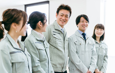 工場・工務店などの中小企業で働く作業着を着た従業員・スタッフの横顔（ビジネスマン・ビジネスウーマン）
