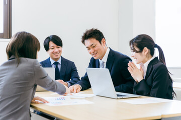 Fototapeta premium 会社の会議室で会議・打ち合わせ・ミーティングする男女（税理士・会計士・弁護士・商談・プランナー） 