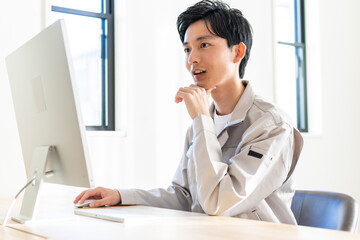 パソコン作業をする若い日本人男性