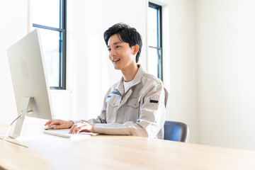 パソコン作業をする若い日本人男性