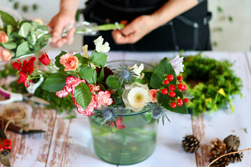 生花を使った華やかなフラワーアレンジメント　手作りの花のリース　女性フラワーデザイナー