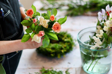 生花を使った華やかなフラワーアレンジメント　手作りの花のリース　女性フラワーデザイナー
