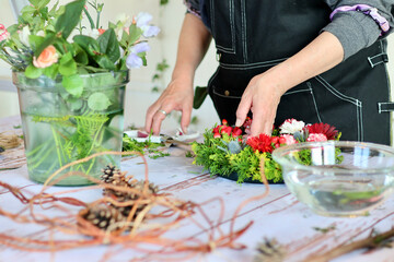 生花を使った華やかなフラワーアレンジメント　手作りの花のリース　女性フラワーデザイナー