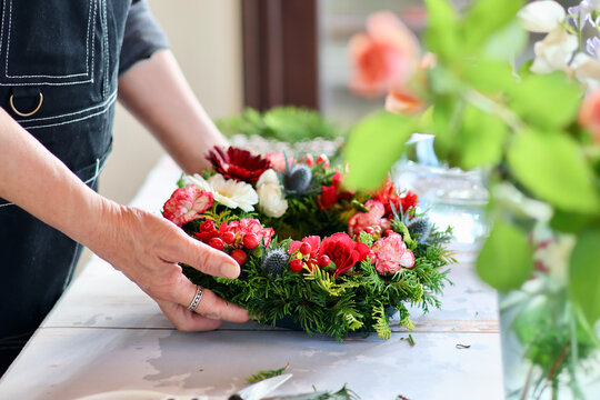 生花を使った華やかなフラワーアレンジメント　手作りの花のリース　女性フラワーデザイナー