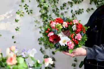 生花を使った華やかなフラワーアレンジメント　手作りの花のリース　女性フラワーデザイナー