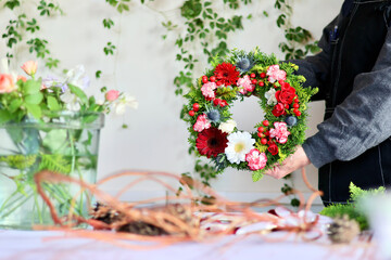 生花を使った華やかなフラワーアレンジメント　手作りの花のリース　女性フラワーデザイナー