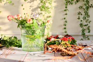 生花を使った華やかなフラワーアレンジメント　手作りの花のリース　女性フラワーデザイナー