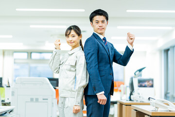 作業服を着た女性とスーツを着た日本人男性