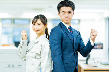 作業服を着た女性とスーツを着た日本人男性