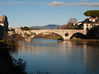Naklejka premium Italia, Toscana, la città di Prato. Ponte sul fiume Bisenzio.