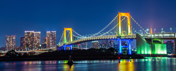 レインボーブリッジのライトアップと東京の夜景