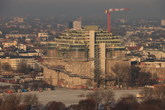 Hamburg; Heiligengeistfeld mit Baustelle des Feldstra&szlig;enbunkers, Blick vom "Michel" 12-2022