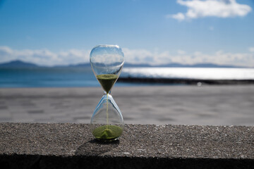 海辺に置いてある砂時計