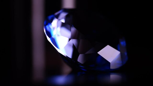 Błyszczący diament w ruchomym świetle