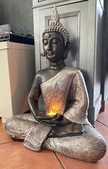 statuette bouddha ,ambiance zen dans le salon - 556937889