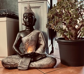 statuette bouddha ,ambiance zen dans le salon - 556937891