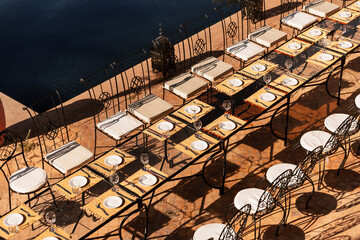 Se réunir pour le repas au bord de l'eau