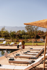 Se détendre sur un transat au bord de la piscine