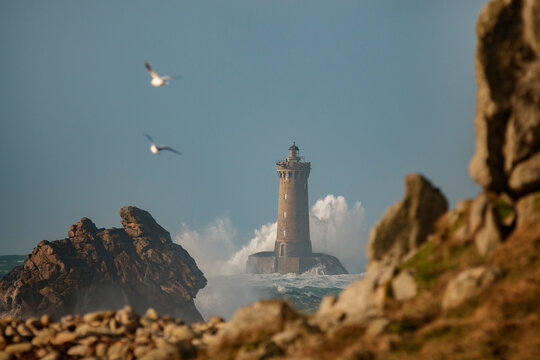 phare dans la temp&ecirc;te en Bretagne au milieu des rochers