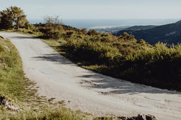 La route de montagne avec vue mer