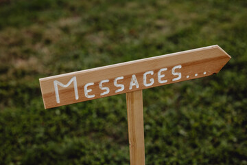 Messages sur poteau décoratif en bois
