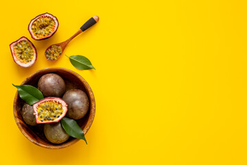 Obraz premium Wooden bowl of whole and half of passion fruit - marakuya