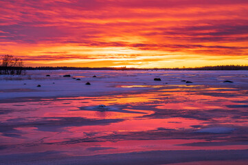 Fototapeta na wymiar Pink sunset over the frozen sea. Andra sjön, Nykarleby/Uusilkaarlepyy. Finland