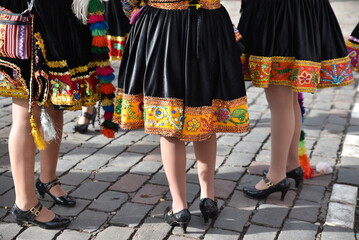 Fototapeta na wymiar Jupes traditionnelles de fête à Cusco. Pérou
