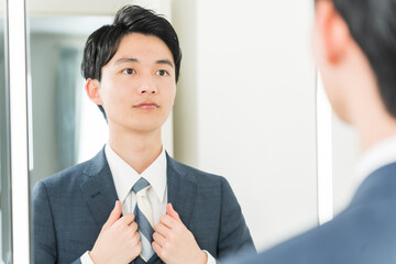 鏡を見る若い日本人男性