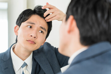 Fototapeta premium 髪を確認する若い日本人男性