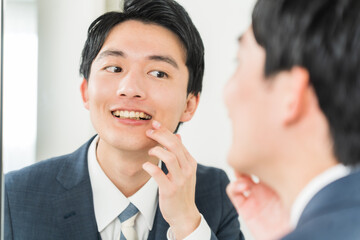歯を確認する若い日本人男性
