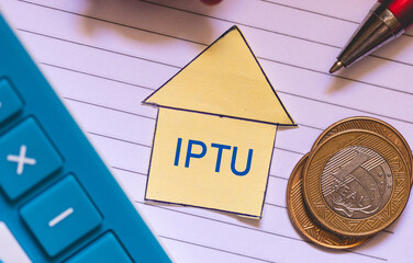As iniciais IPTU referente a Imposto Predial e Territorial Urbano. Economia brasileira e finanças....