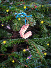 Weihnachtsbaum mit skurrilem Schmuck