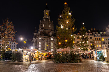 Fototapeta na wymiar Weihnachtsmarkt an der Frauenkirche in Dresden