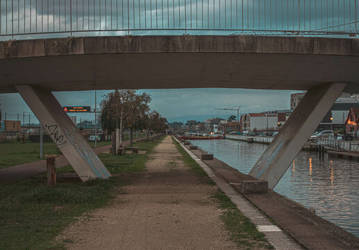 Foto simetrica com um caminho por baixo de uma ponte 