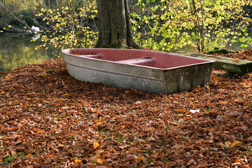 Altes Boot am Seeufer