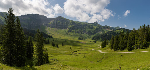 Panorama in den Alpen im Sommer mit Wolken