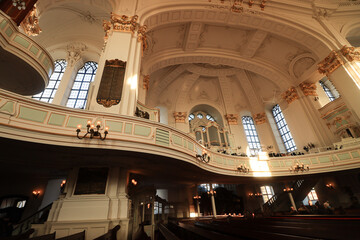 Hamburger Hauptkirche St. Michaelis; Lichtdurchfluteter Innenraum mit Empore