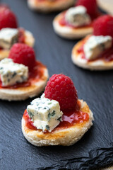 kanape strawberries