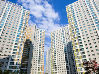 Fototapeta na wymiar 서울의 대단지 고층 아파트 로우앵글 