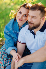 Obraz premium a man and a woman on a lawn in the park. romantic picnic