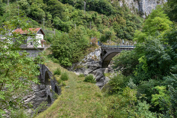 Straße, Landstraße, Brücke, Straßenbrücke, schmal, Nebenstraße, Lago di Tramonti, Tramontina-Tal, Italien, Tramonti di Sopra, Friaul, Julisch Venetien, Italien, Venetien, Tolmezzo, Movada, Tal, Niedri