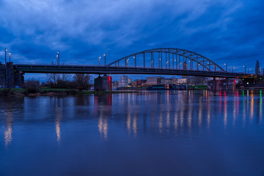 Historische Br&uuml;cke in Arnheim zur blauen Stunde
