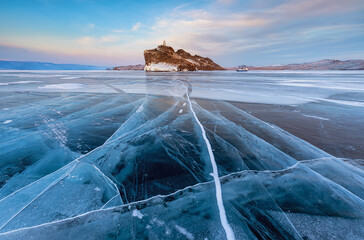 Felsinsel im Eis auf dem Baikalsee im winterlichen Sibirien