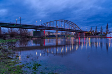 Historische Brücke über den Nederrijn in Arnheim zur blauen Stunde
