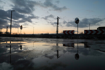 Krajobraz miejski w wschodniej Europie po opadach deszczu. - obrazy, fototapety, plakaty